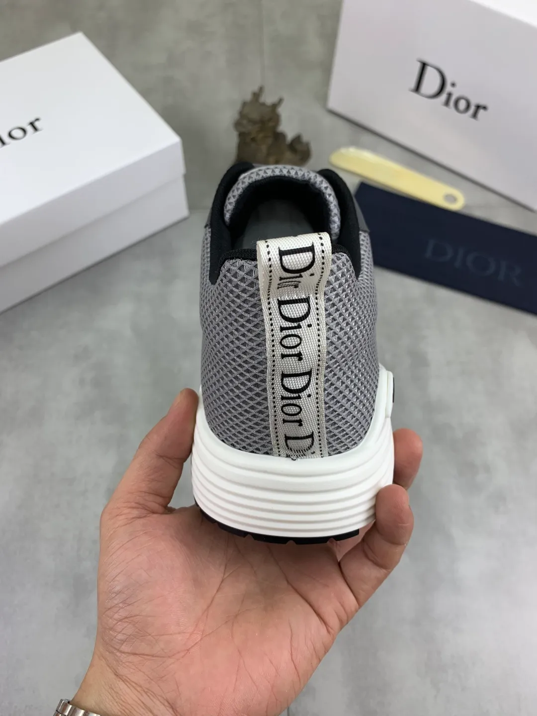 Men's Men's Shoes 💰P420 New Dior Chrono Fly Knit Shoes 2025 New B30 Series, in white and black fly knit series. Both sides are decorated with computer-printed CD logo, star patch on the tongue and Dior logo on the heel. Many details highlight the style. The interior is matched with the original color matching mesh, and the interior of the body is supported by low-temperature shaping sheets, and is filled with light feather cotton to keep the interior full and soft against the feet. The exclusive open-molded outsole adopts a one-piece molding process, so there is no need to worry about problems such as the opening and falling of sole decorative accessories. It is light and comfortable to wear, yet strong and wear-resistant. The two-color shoelaces are accessorized with exquisite metal five-pointed star pendants, creating a high-end, trendy and casual look at all times. Color: white black gray blue code number: 38-44